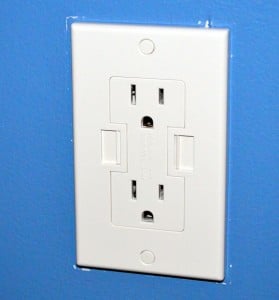 Power2U USB Wall Outlet Review - Smaller plate