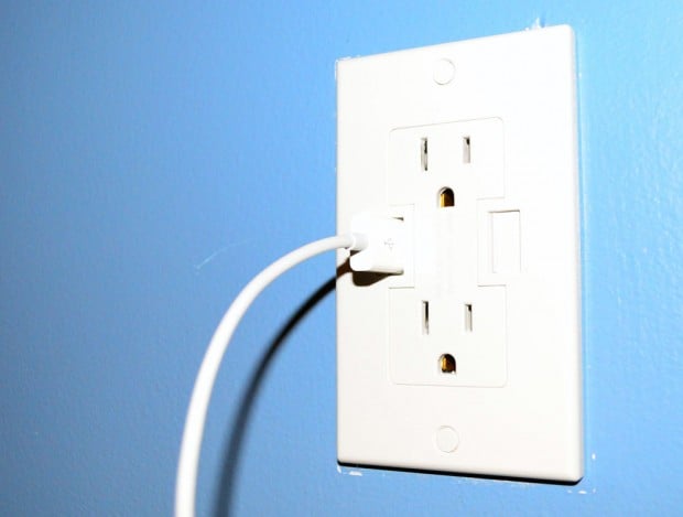 Power2U USB Wall Outlet Review - USB Port