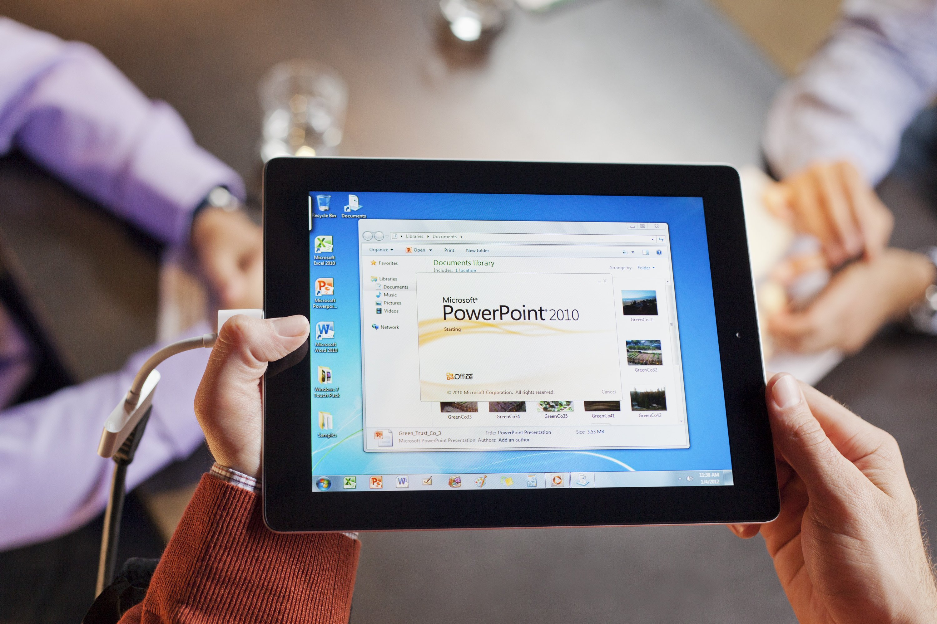 Сколько работает планшет. Виндовс на айпад. IPAD Windows. Работа на ноутбуке планшете. 3д приложения для айпад.