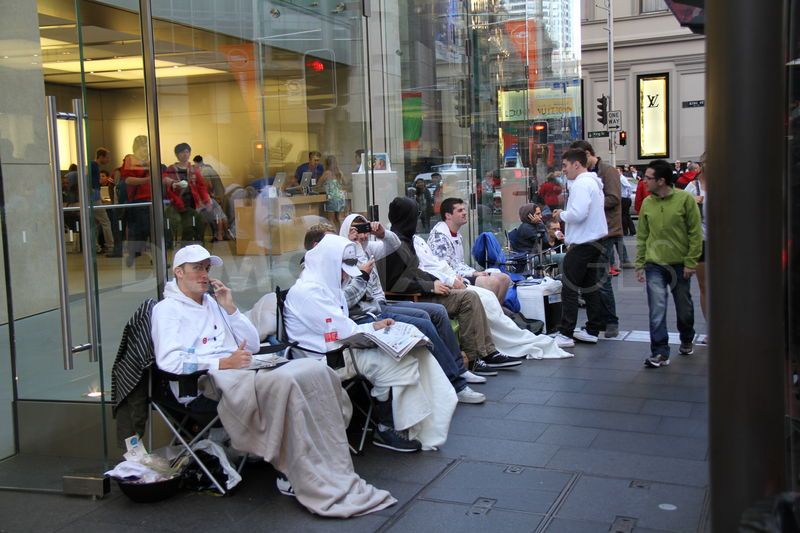 1348041642-people-wait-in-line-outside-the-sydney-apple-store-for-iphone-5_1460054