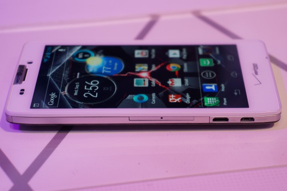 Motorola-RAZR-HD-9-575x382