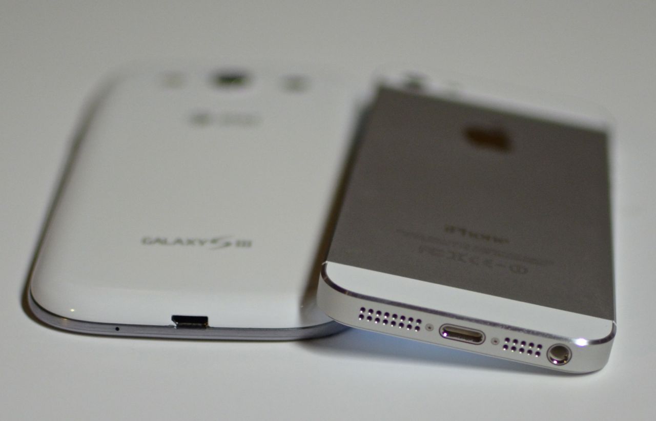 iphone 5 vs Galaxy S III bottom