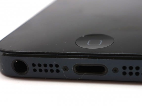 iphone-5-black-vs-white-3-575x431