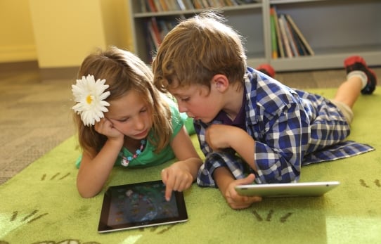 kids using ipads in ischool