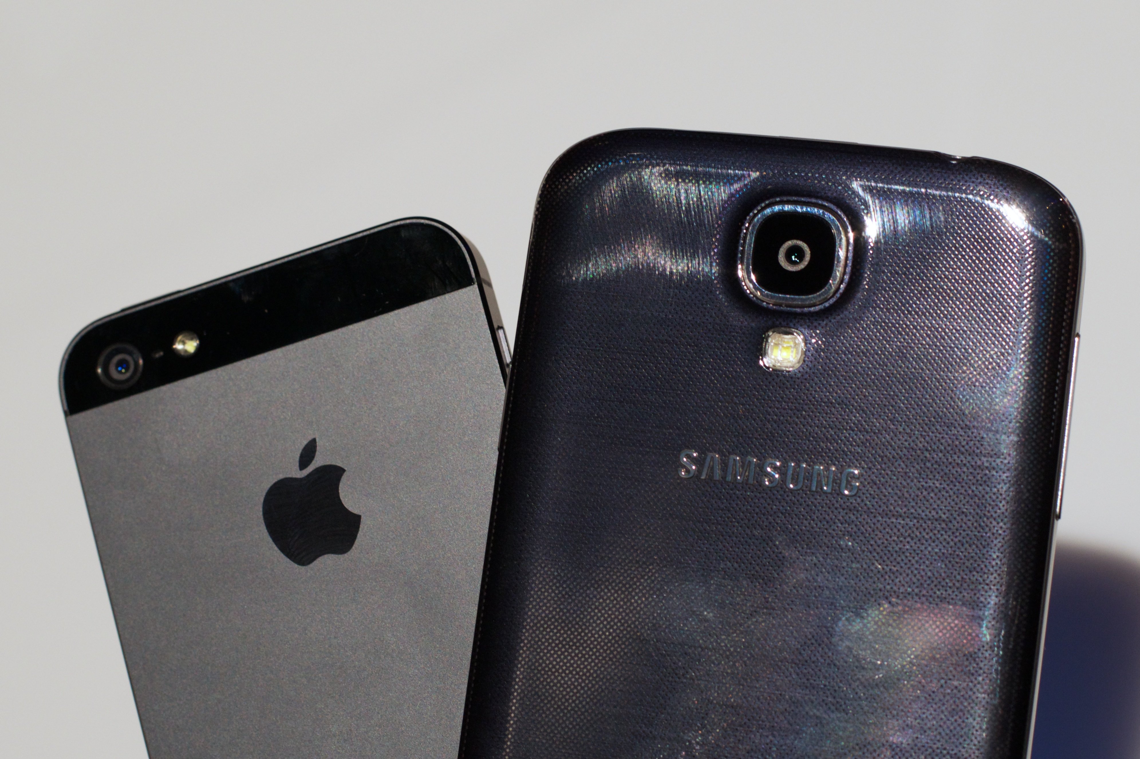 Samsung Galaxy Note 2 vs iphone 5. Галакси похожий на айфон. Samsung s 5 степень защиты.