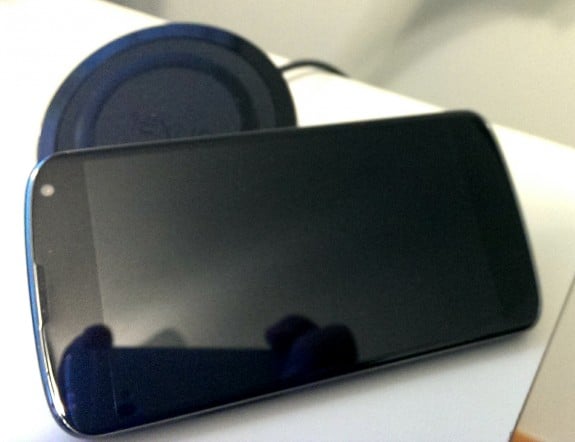 Some users report the Nexus 4 wireless charger does not keep the Nexus 4 in place.