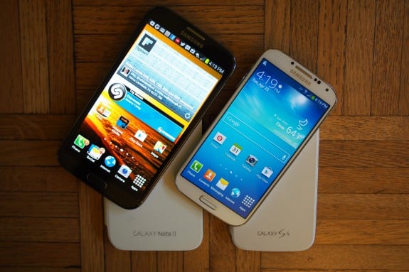 5.5-inch 720p HD display of the Galaxy Note II on left compared with 5-inch 1080p display of the Galaxy S4 on the right. 