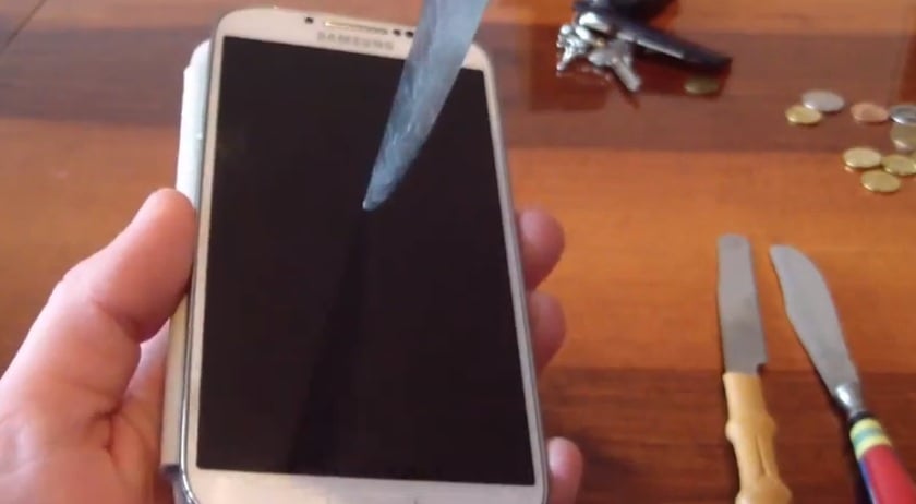 Thanks to Gorilla Glass 3, the Samsung Galaxy S4 withstands knives, keys and coins.