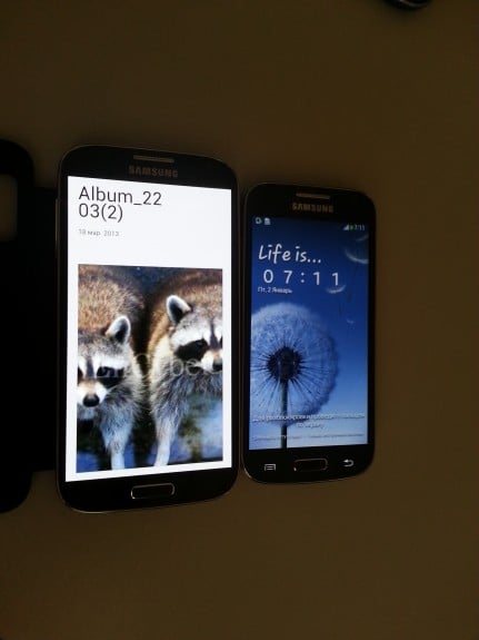 The Galaxy S4 Mini next to the Galaxy S4.