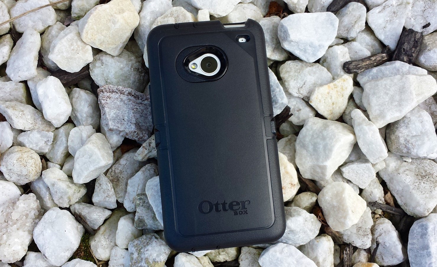 This OtterBox Defender Series HTC One case offers protection from drops.