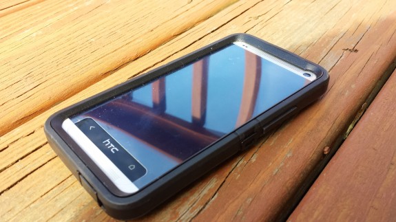 A large bumper keeps the HTC One display safe from many dangers.