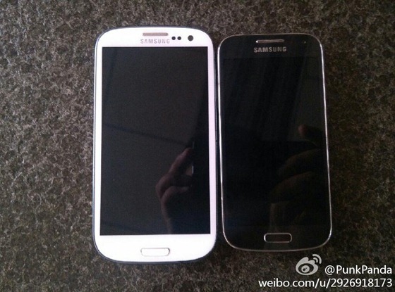 The Samsung Galaxy S4 (left) vs. Galaxy S4 mini (right).