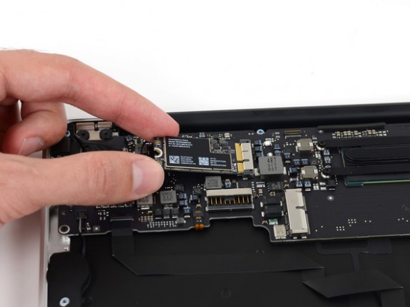 The new WiFi radio in the MacBook Air mid-2013 models could be behind connection problems. (from iFixit)