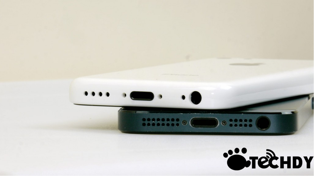The alleged budget iPhone compared to an iPhone 5.The alleged budget iPhone compared to an iPhone 5.