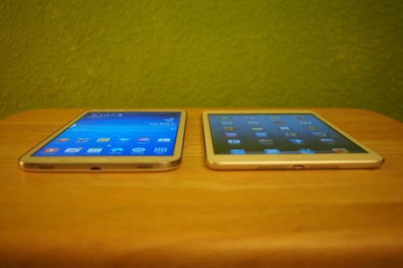 Galaxy Tab 3 8.0 (left) v. iPad mini (right)