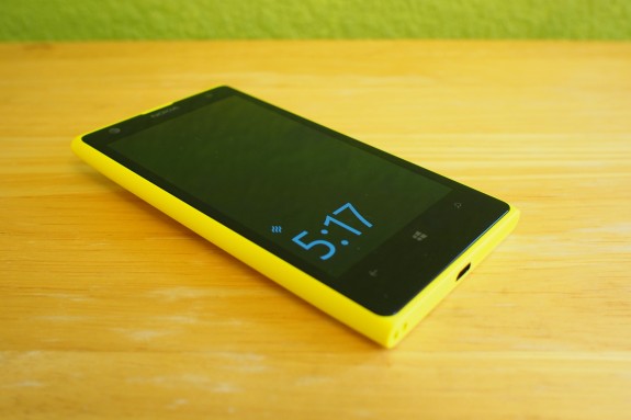 Nokia's Glance screen displays the time even when the screen is off. 