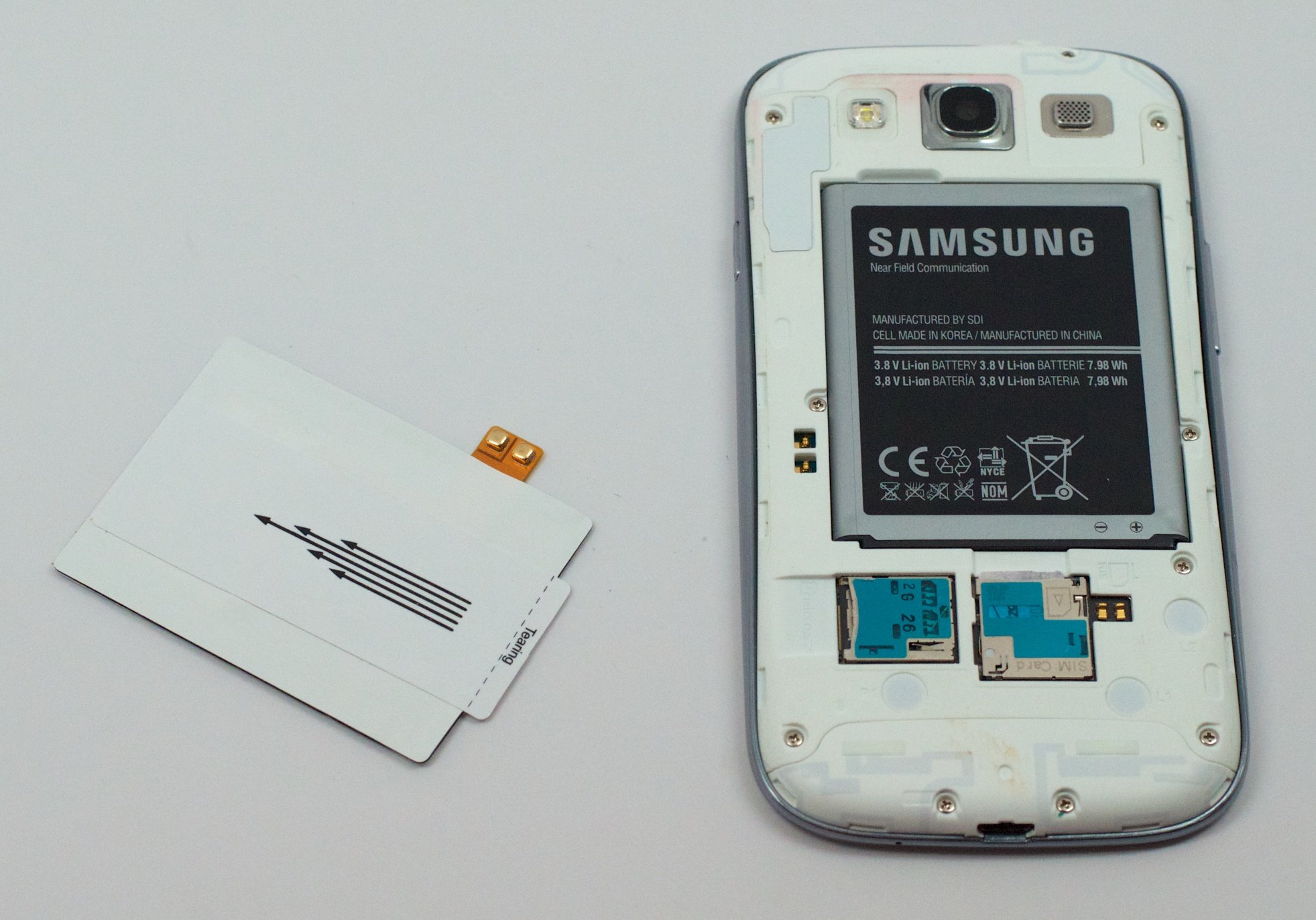 This is a small and cheap Qi Samsung Galaxy S3 wireless charger.