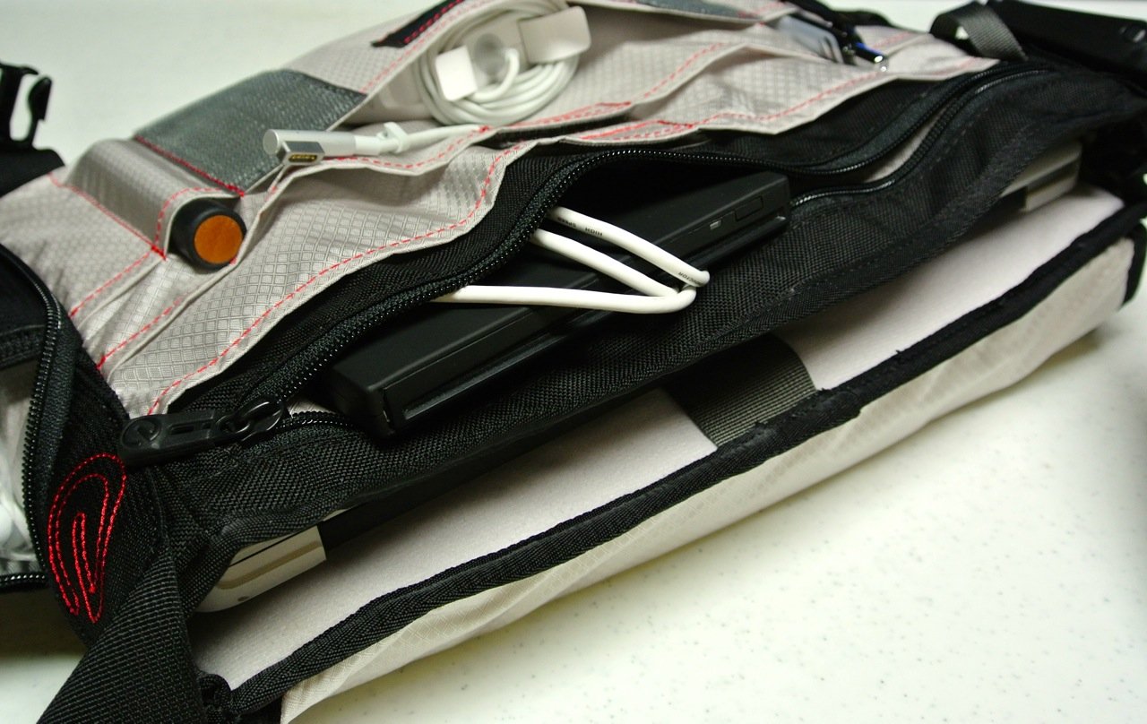ecbc Poseidon Messenger K7202 bag inside