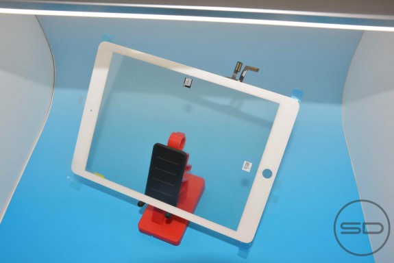 A new set of photos shows off a purported iPad 5 front panel.