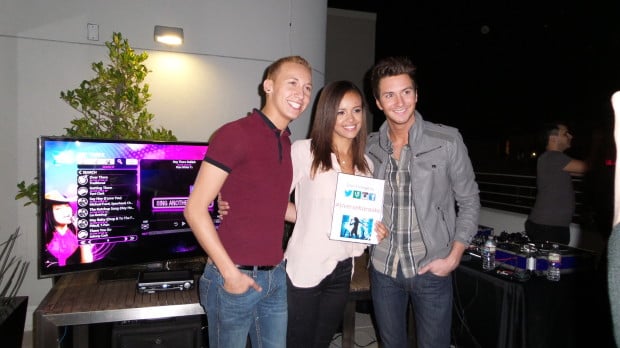 At an AT&T-sponsored Uverse Karaoke party in Los Angeles, the Zoom's Xenon flash was enough to illuminate the American Idols, but wasn't overly powerful to wash out the background or overwhelm the glass display of the HDTV in the background. Other flashes would have caused a bright reflection on the television screen; not so with the Zoom.
