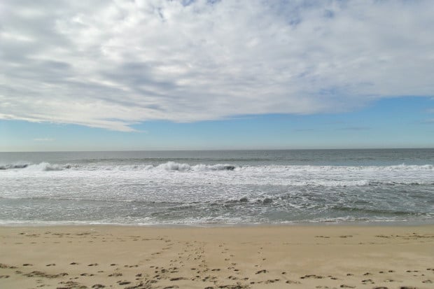 This HDR--or Rich Tone--photo of a bright, but hazy day on the beach shows that the camera can pull out details in the highlights and shadows and that bright areas of the sky are not washed out. It creates a more dramatic photo, but HDR is cumbersome to use because the processor is slow and takes about 5 seconds to process.