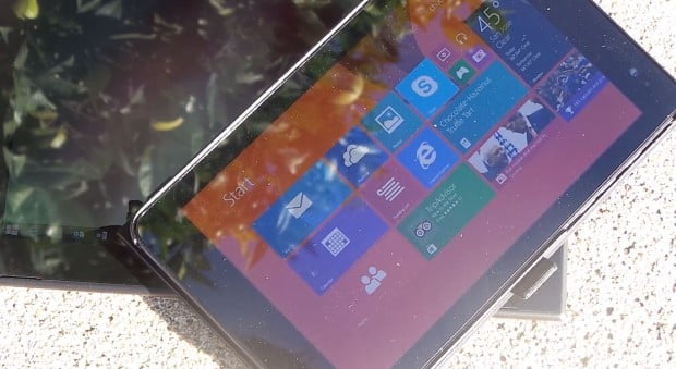 Screen under direct sunlight on a bright day. Top to bottom: Dell Venue 8 Pro, Lumia 2520. The Lumia 2520 doesn't shine too well against the sun whereas the Dell's screen works fine.