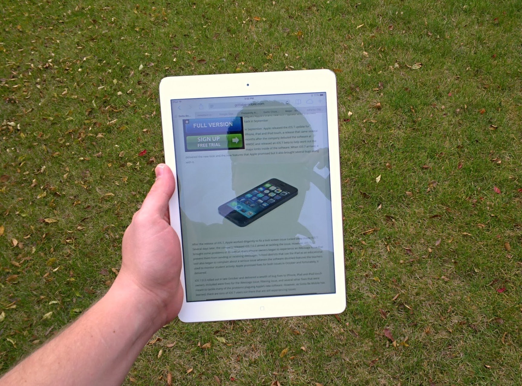 What the iPad Air display looks like outdoors at full brightness, on a cloudy day.