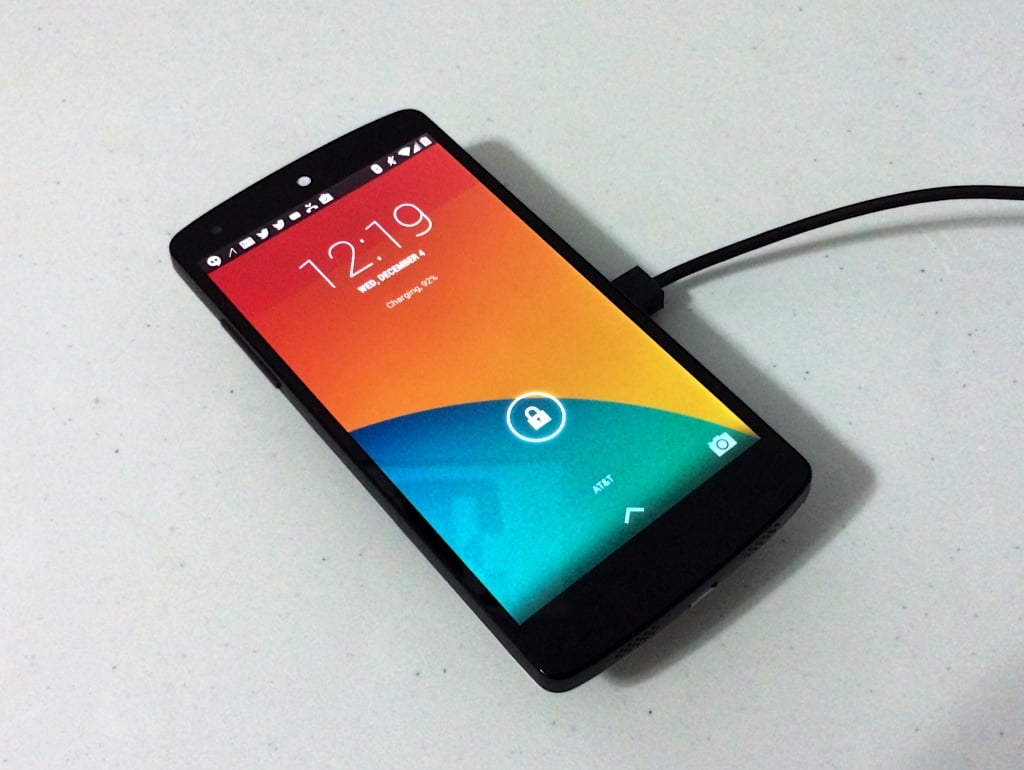 The Nexus wireless charger works on the Nexus 5, Nexus 4 and Nexus 7 (2013).