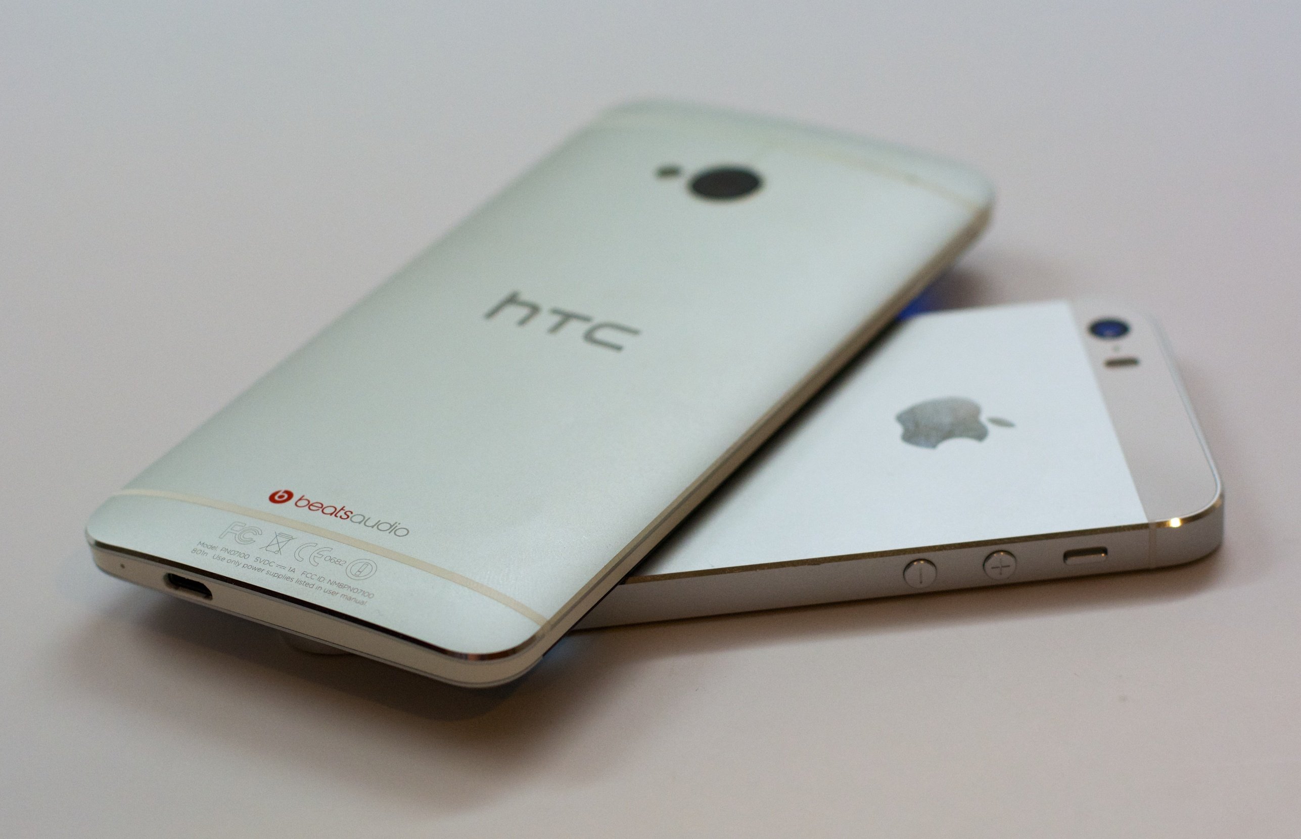 The HTC One and iPhone s5s share design traits.