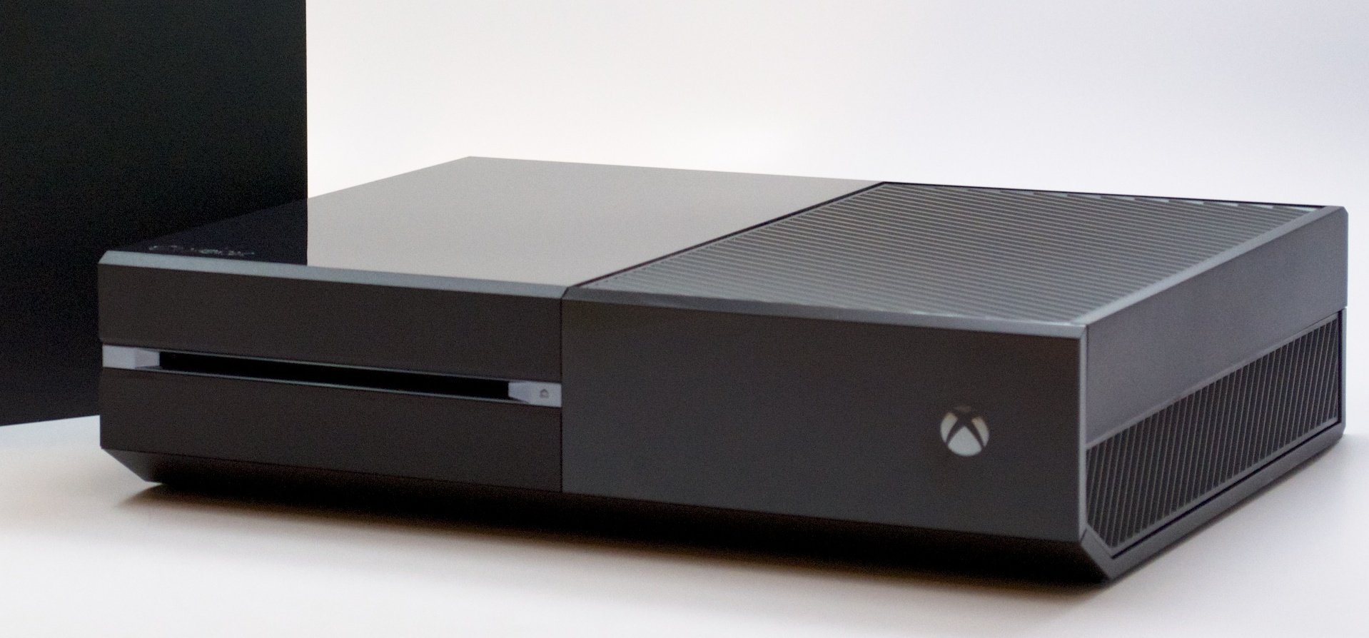 Xbox One Deals arrive with savings on accessories, the Xbox One and Halo for Xbox One.