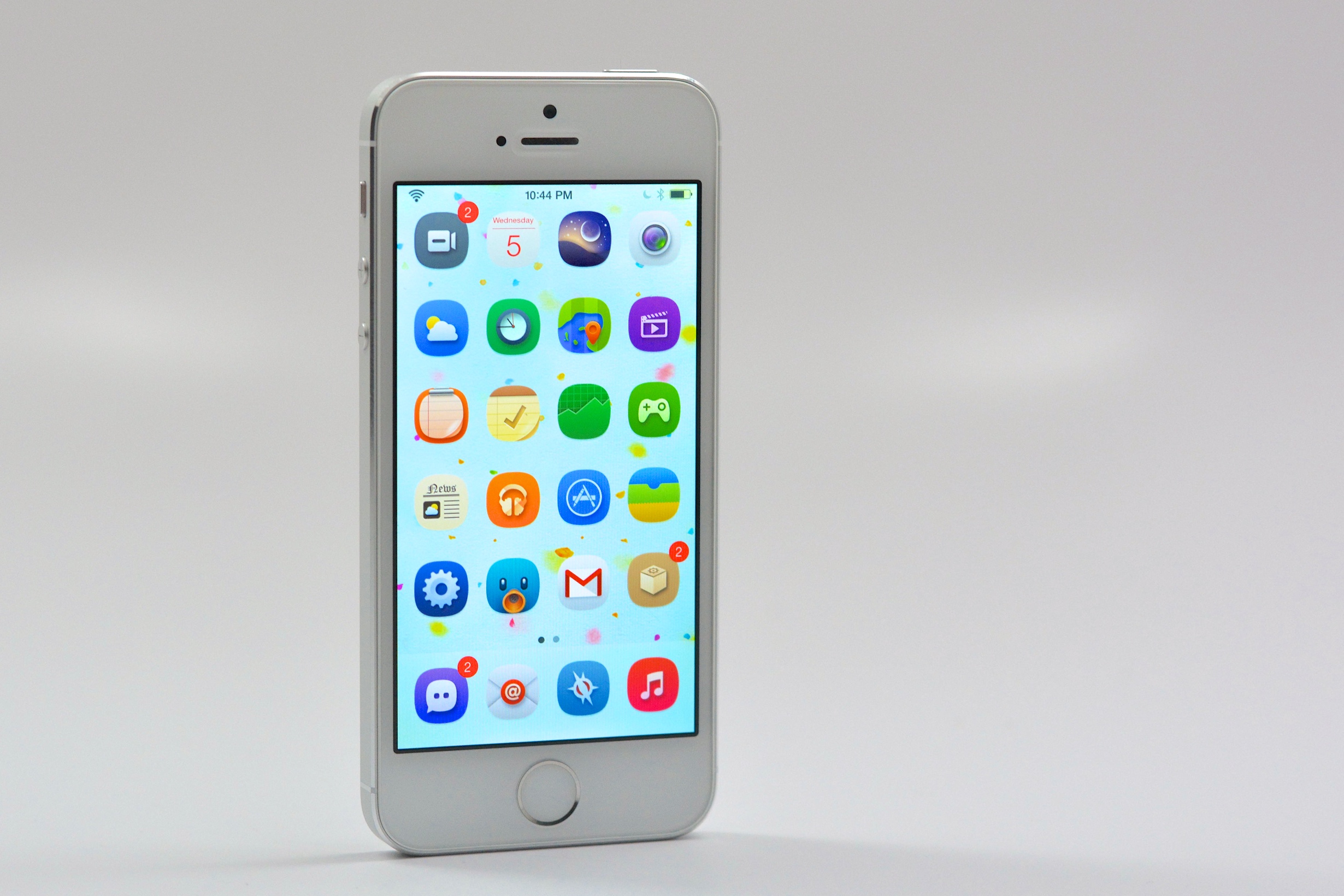 Here are the best iOS 7 themes around. Find these iOS 7 Winterboard themes on Cydia and via downloads.