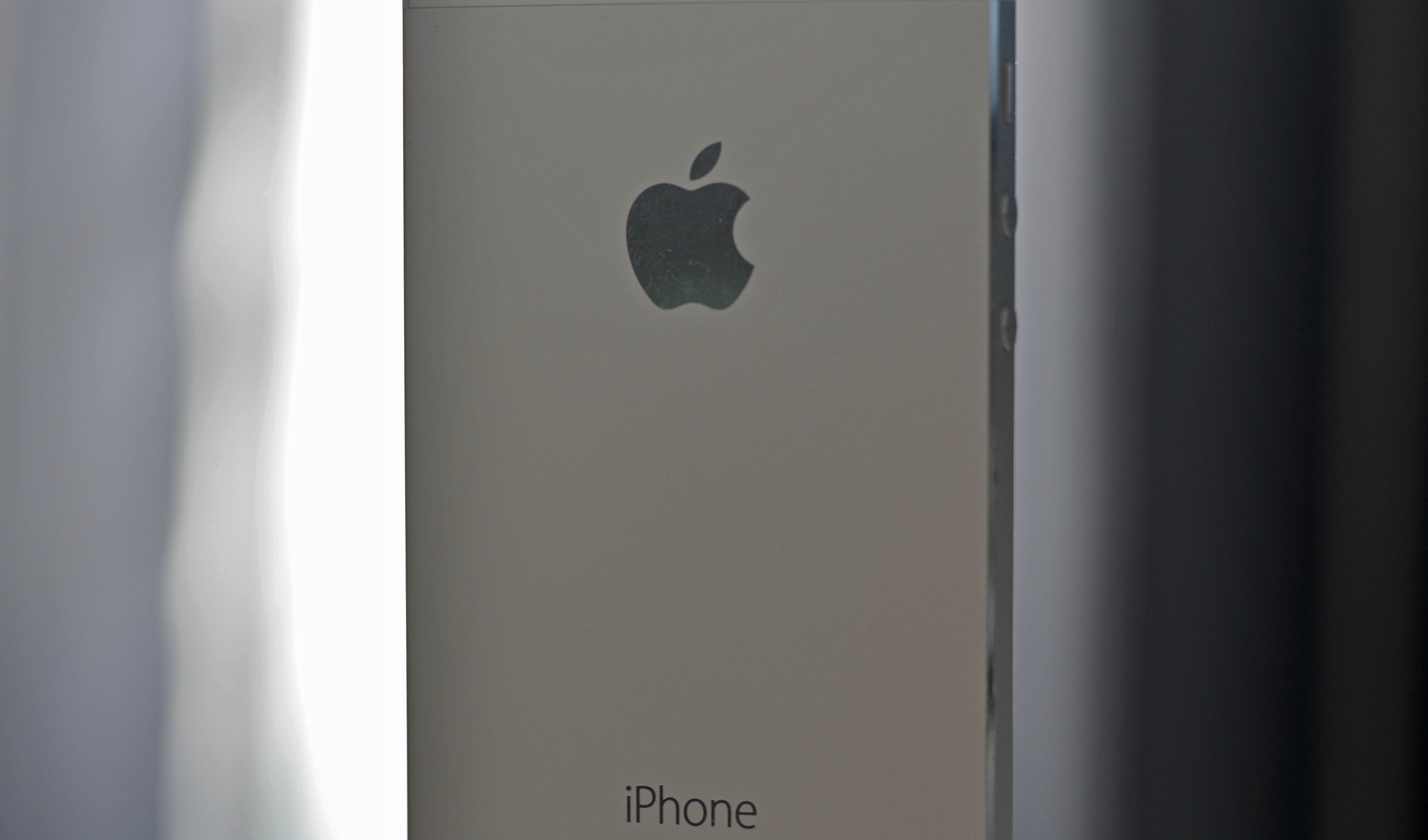 More shoppers are skipping the iPhone 5s to wait for the iPhone 6.