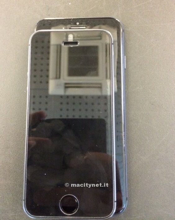 This photo shows an iPhone 6 dummy unit behind an iPhone 5s, with a difference in size.