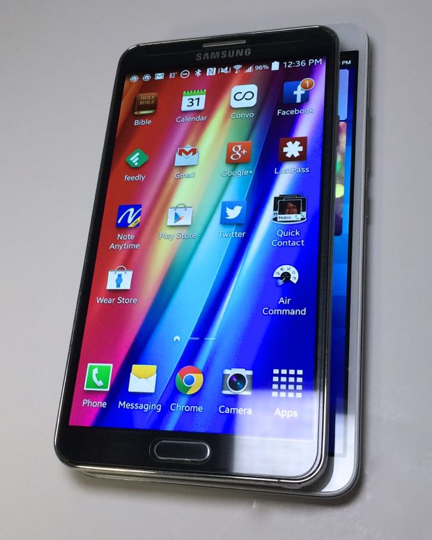 samsung galaxy note 3 on top of the huawei ascend mate2 4g