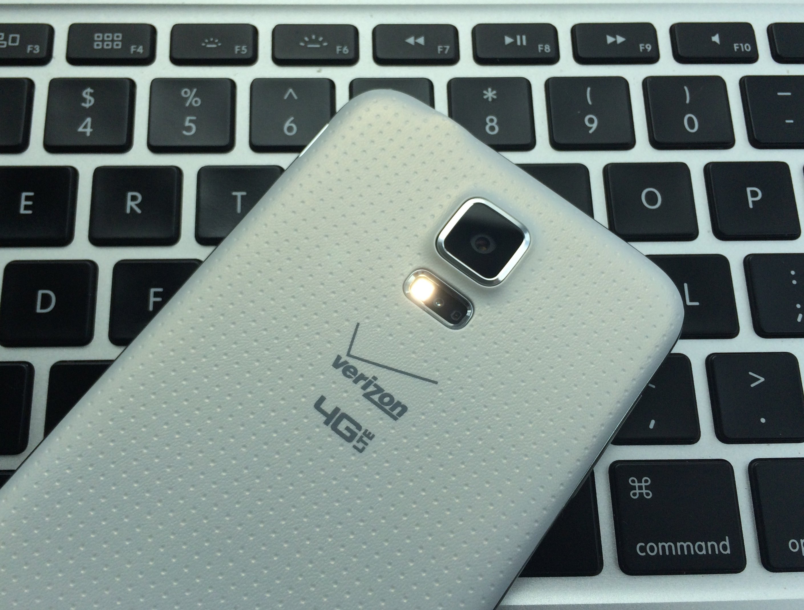Learn how to use the Galaxy S5 flashlight that is included with the phone.