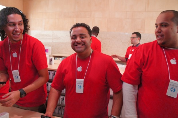 Apple is taking steps to convince you to come to the Apple Store on the iPhone 6 release date.