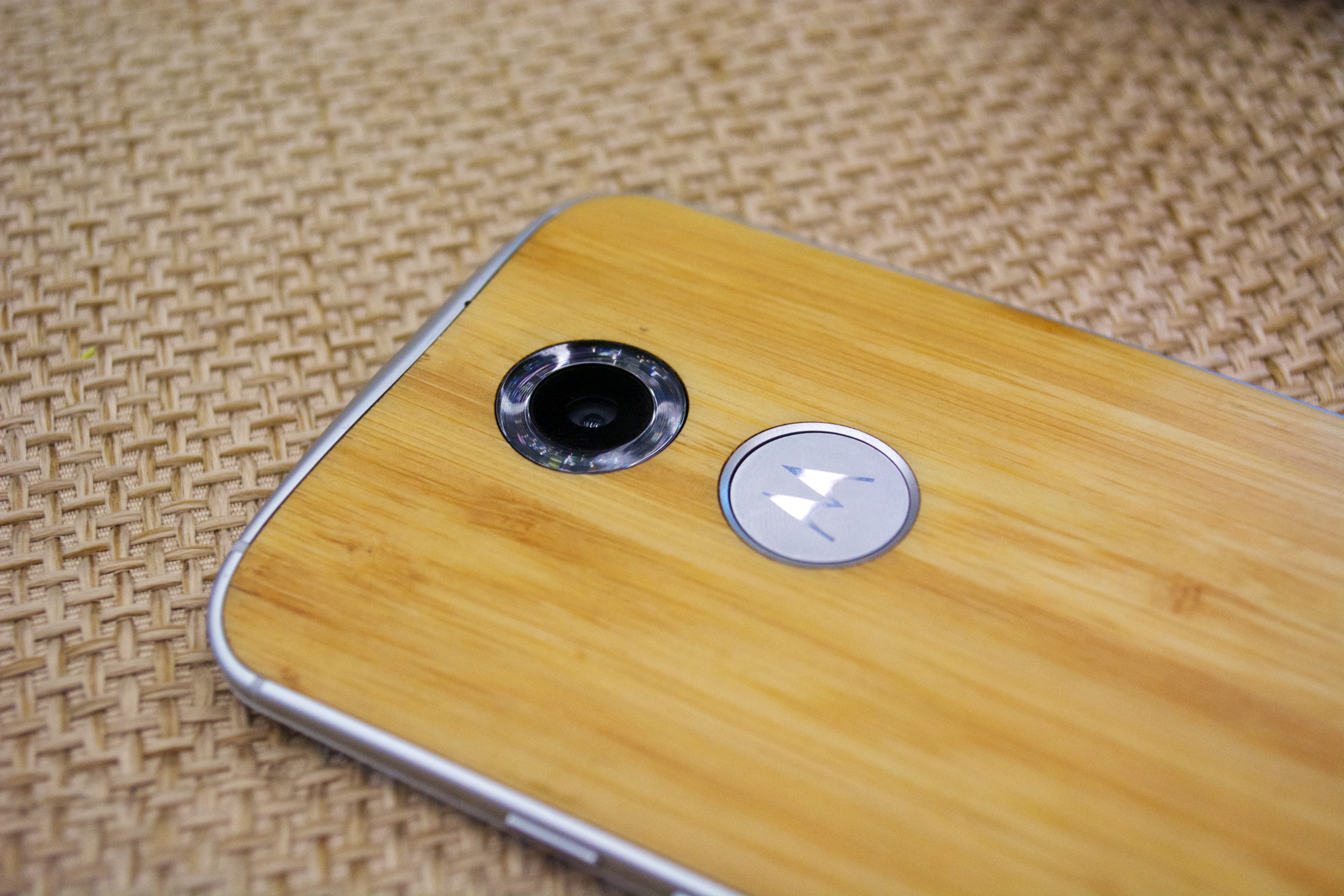 The new Moto X features a dual LED ring flash.