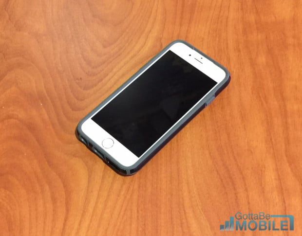 The front of the iPhone 6 is protected thanks to a small lip.