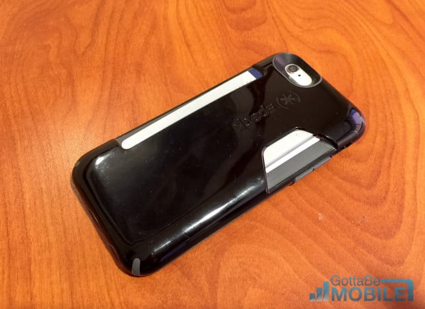 The glossy back shows fingerprints and scuffs easily.