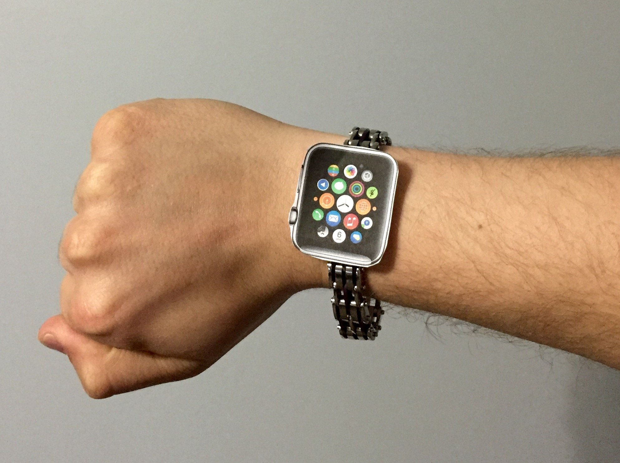 What left hand users need to know about the Apple Watch and wearing the Apple Watch on the right wrist.