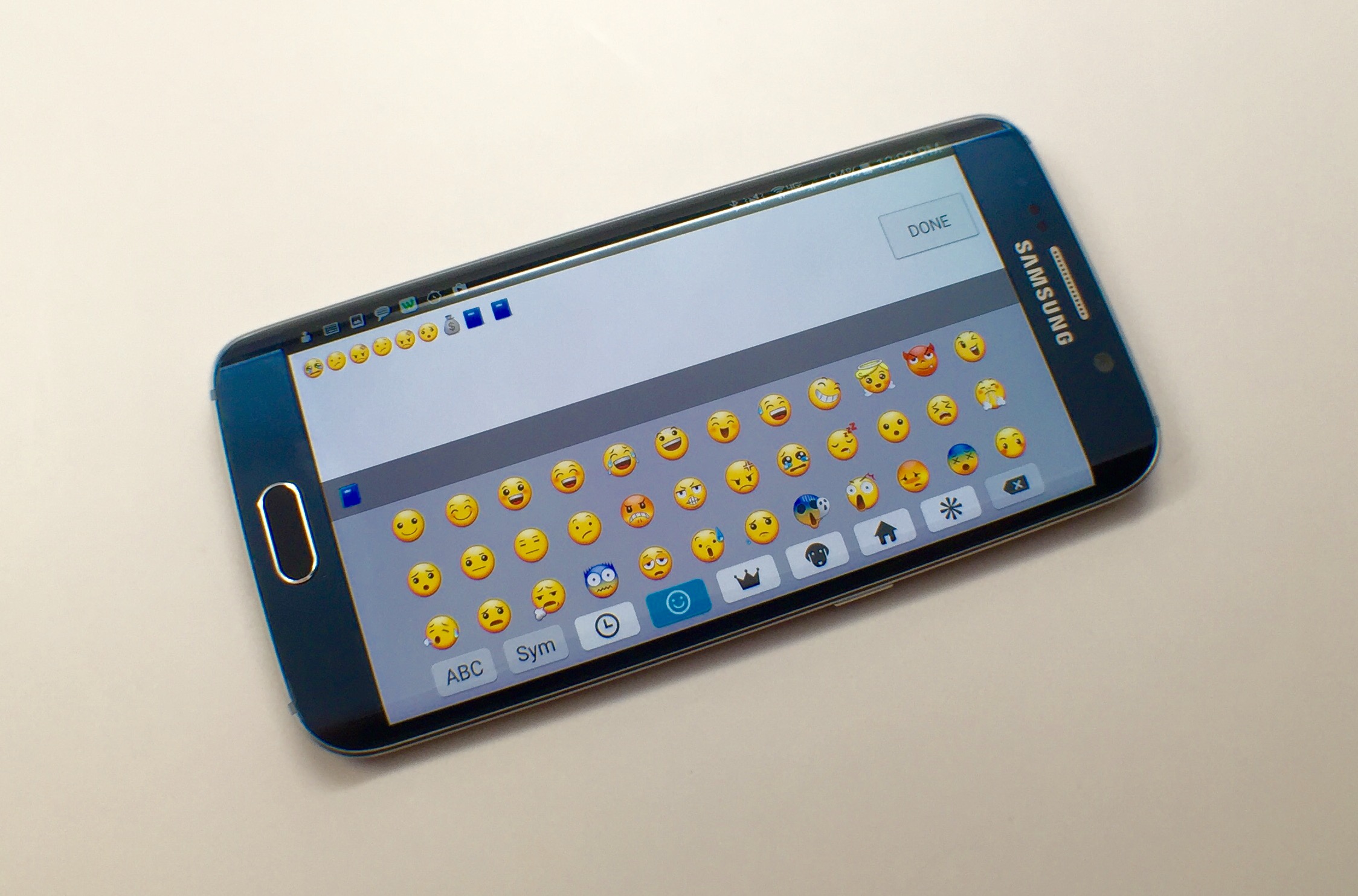 Here's how you can use the Galaxy S6 Edge and Galaxy S6 Emoji keyboard.