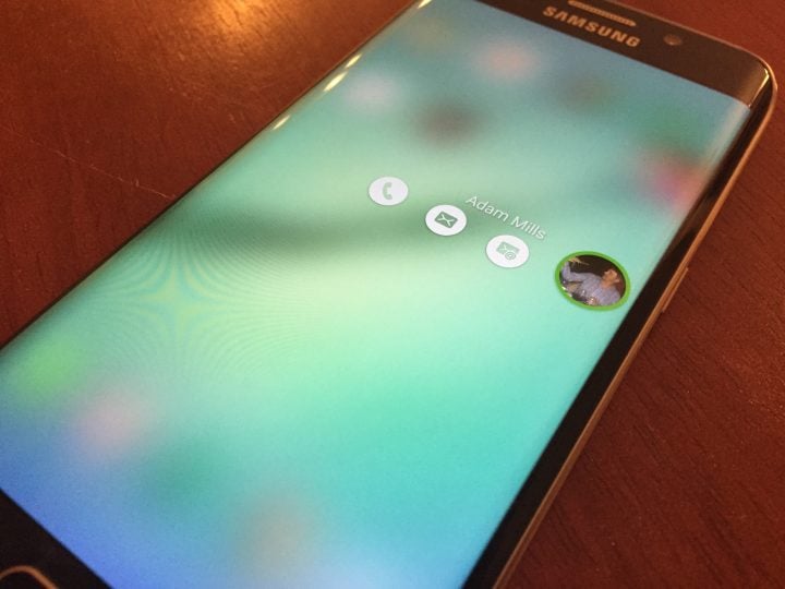 Use Edge Notifications for easy access to your contacts.