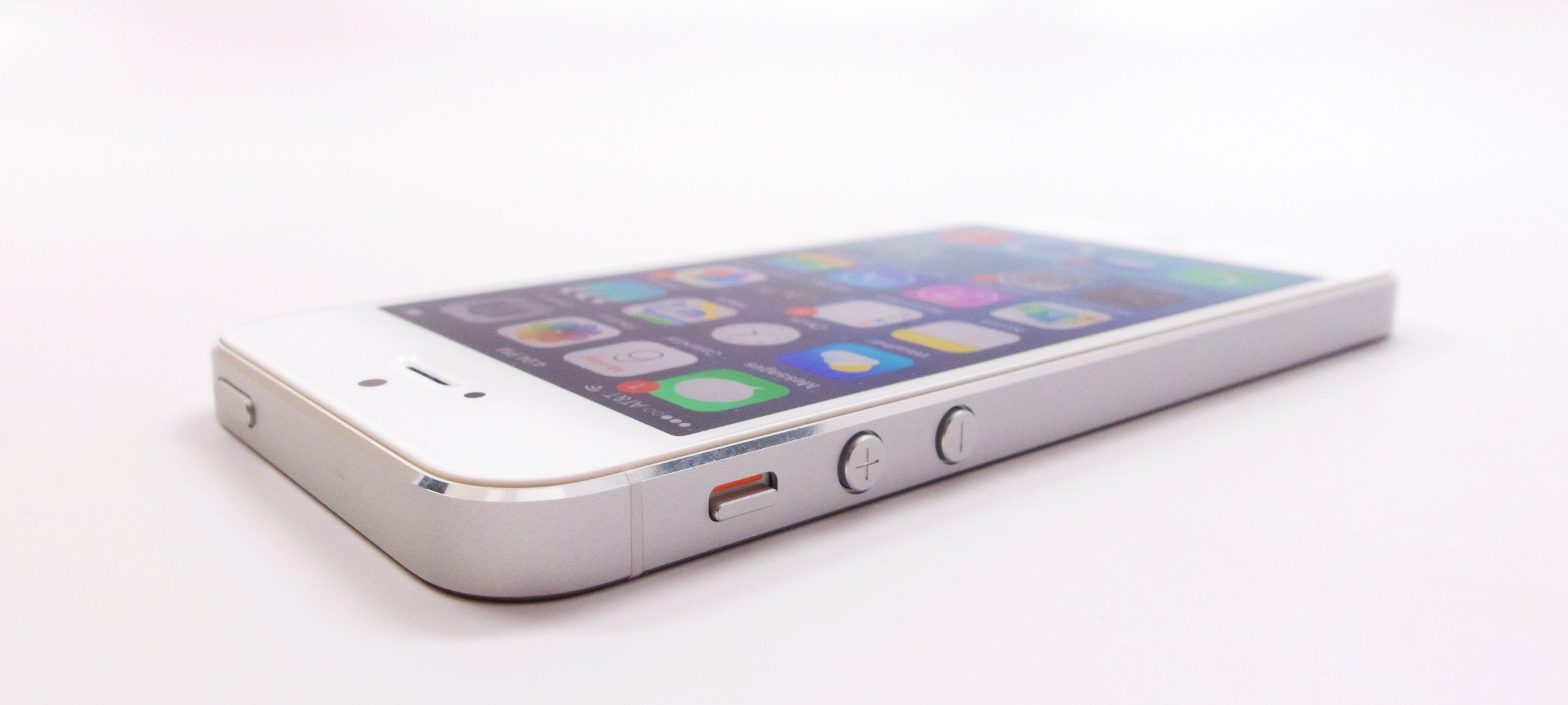 There is no visible wear on the iPhone 5. Quite a feat considering the age of the iPhone 5.
