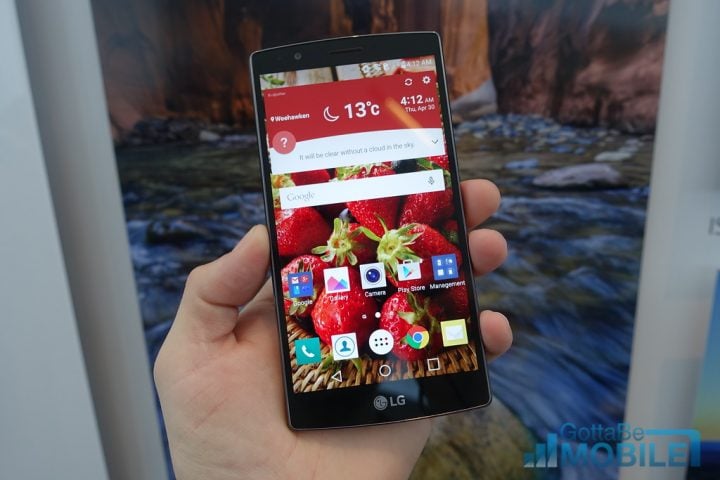 The LG G4 display is bright and beautiful, and it is in a small frame.
