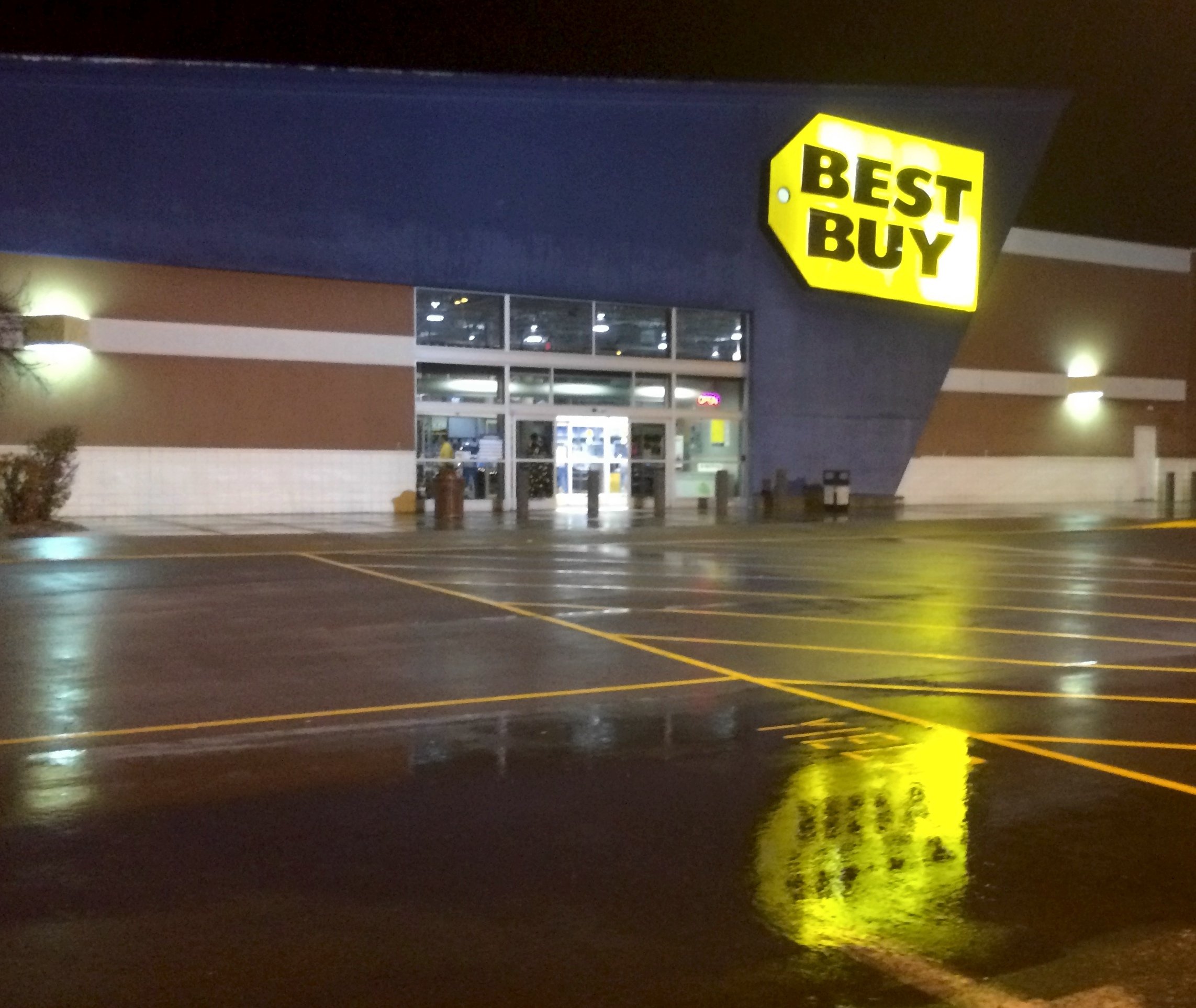 Best Buy confirms plans for midnight Madden 16 release date events.