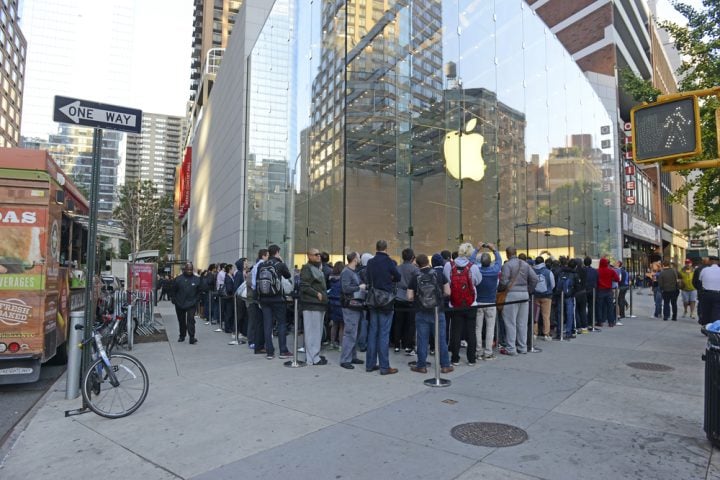 What buyers need to know about the iPhone 6s release date plans at Apple Stores. robert cicchetti / Shutterstock.com