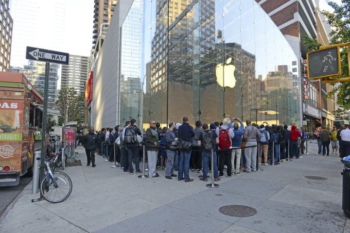 Lo que los compradores deben saber sobre los planes de fecha de lanzamiento del iPhone 6s en las tiendas Apple.  robert cicchetti / Shutterstock.com