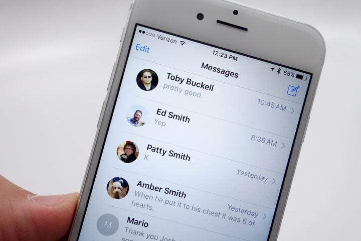 See contact photos in Messages on iPhone 6 now. 