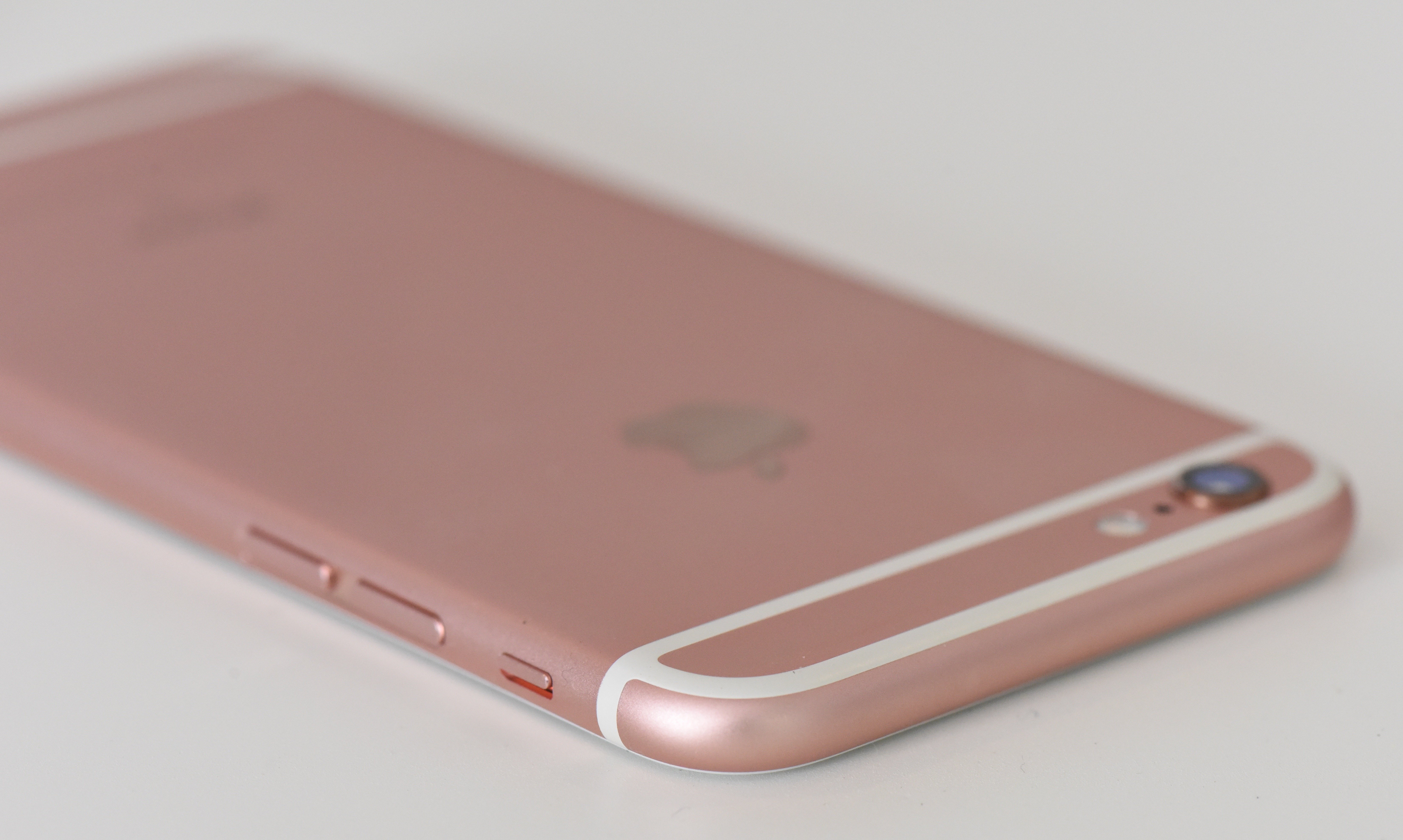 Use these tools to find the Rose Gold iPhone 6s in stock.