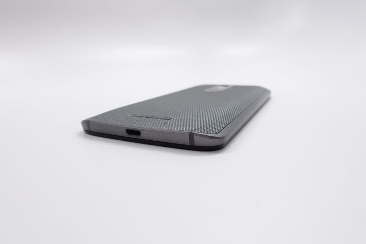 The Droid Turbo 2 design is resilient and there are customization options.